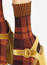 Afbeelding in Gallery-weergave laden, Brown checkered socks
